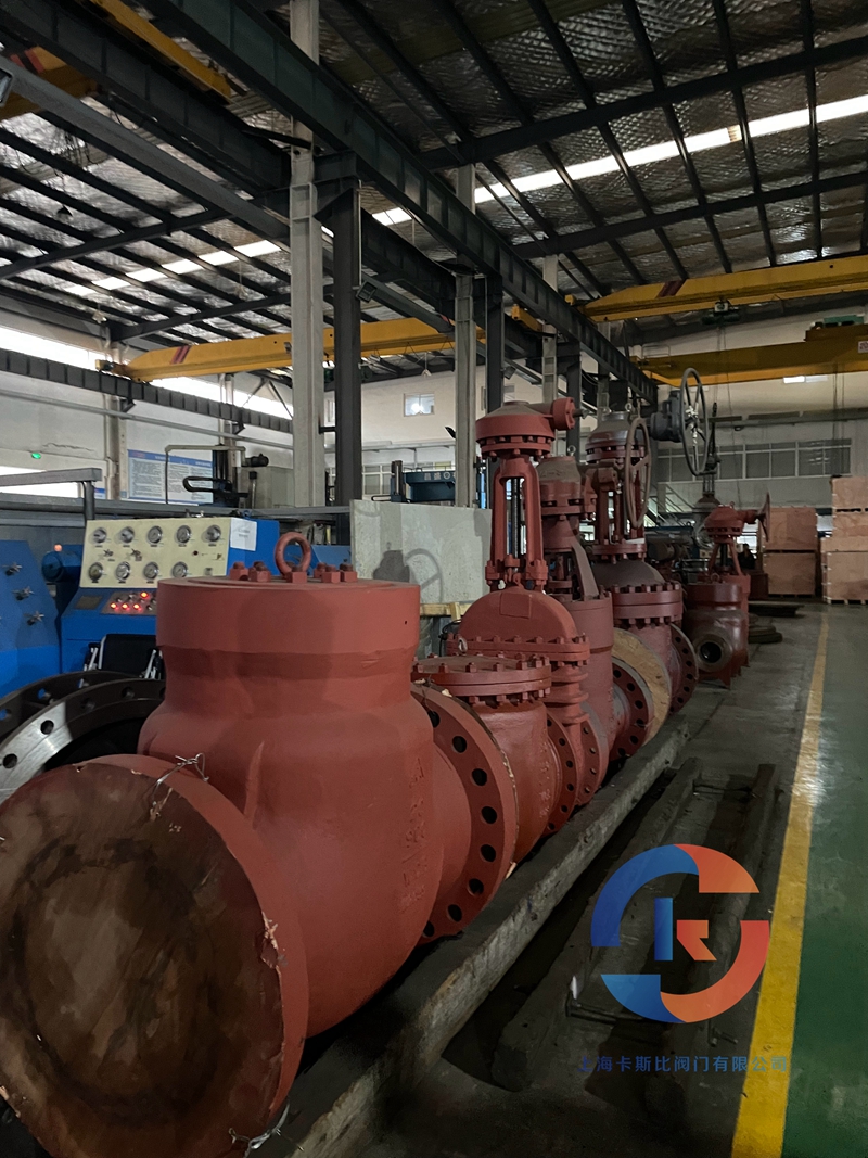 不銹鋼截止閥的用處 【摘要】不銹鋼截止閥是截止閥的一種，對閥體的材料要求比較高，一般有301、304、316等幾種材料選擇。廣泛應(yīng)用于化工、造船、藥業(yè)、食品機械等領(lǐng)域。那么不銹鋼截止閥的具體用途有哪些呢？ 不銹鋼截止閥用途 不銹鋼截止閥一般前提下，不銹鋼截止閥可分為碳鋼截止閥和304截止閥。對企業(yè)有很高的防腐作用，廣泛應(yīng)用于石油、化工等領(lǐng)域。不銹鋼截止閥的閥座軸與閥座突面豎直。閥座相對較短的啟閉行程和高度可靠的斷開操作使該閥特別適合介質(zhì)斷開或調(diào)整和節(jié)流。 不銹鋼截止閥閥瓣打開后，閥座與閥瓣突面無接觸，并具有非?？煽康臄嚅_動作。適合作為中等切割或切割。調(diào)整和使用油門。這種閘閥通常需要水準(zhǔn)安裝于管道中。 當(dāng)不銹鋼截止閥打開后，大部分不銹鋼截止閥的機械磨損較少，由于閥座和閥瓣密封不接觸。比較閥座和閥瓣密封元件易于維修和更換，無需從管道上拆下整個閘閥，特別適合將閘閥和管道焊接在一起。截止閥的流動阻力因為介質(zhì)流經(jīng)此類閥門的流動方向發(fā)生變化而比其它閥門的流動阻力大。